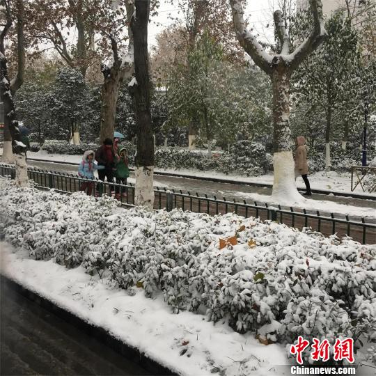 寒潮携风雪袭湖北多处道路结冰交通受阻