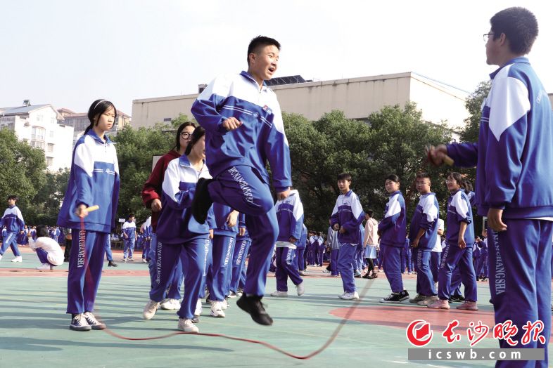 　　长沙航天学校的学生参加集体长绳比赛项目。