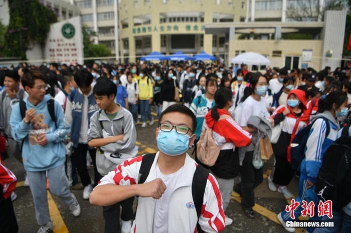 资料图：6月8日，云南省昆明市的考生结束2021年全国高考。图为一名神情自信的考生。 <a target='_blank'  data-cke-saved-href='http://www.chinanews.com/' href='http://www.chinanews.com/'><p  align=